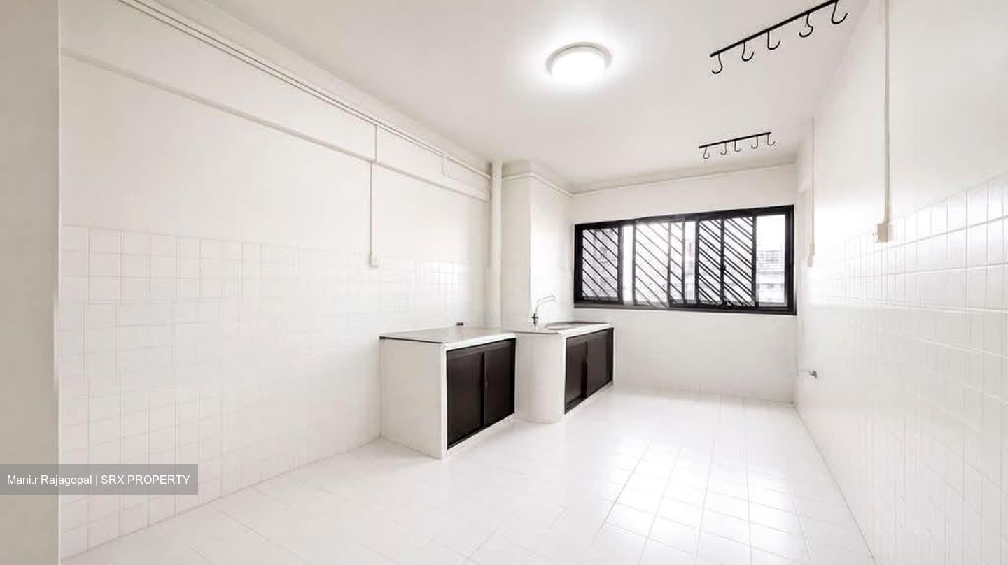 Blk 211 Jurong East Street 21 (Jurong East), HDB 3 Rooms #585628551